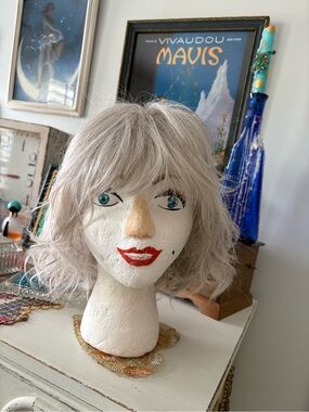 Hairdo Breezy Wave Cut Silver Mist Wig R56/60
Wavy bob style